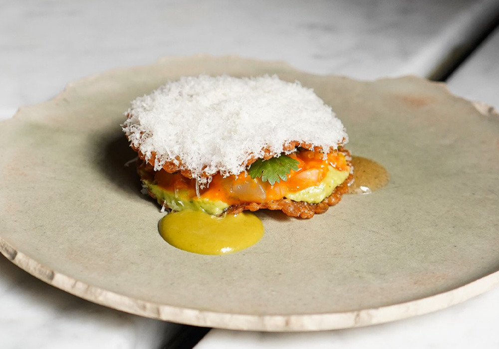 プランテイン、エビ、アセビチャードソース、熟成コンテチーズ