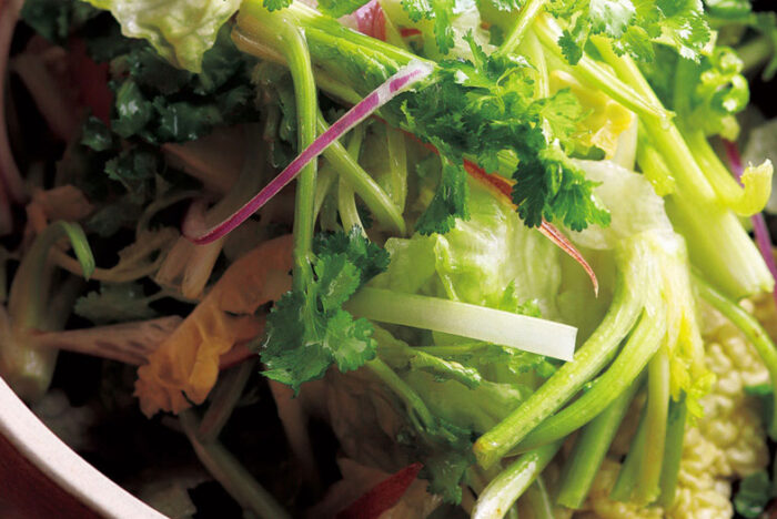 突き抜ける辛さを、シャキシャキ食感でクールダウン「季節の香り野菜サラダ」