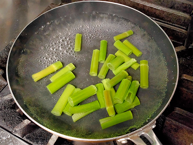 サバイバルレシピ01 高知 イタドリ 身近な野草をおいしく食べる The Cuisine Press