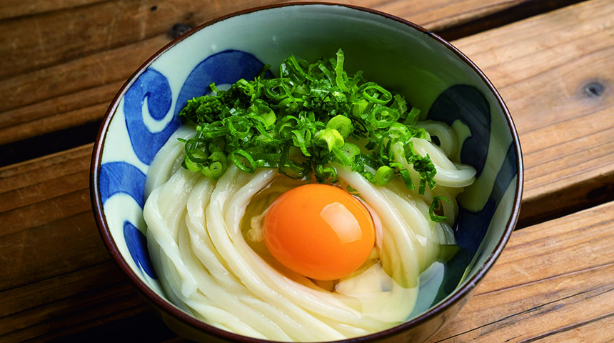 生涯現役シリーズ #04
83歳のうどん職人。「うどんの仕込み方は、見よう見まねで覚えた」
香川・まんのう町「三嶋製麺所」三嶋アキミ