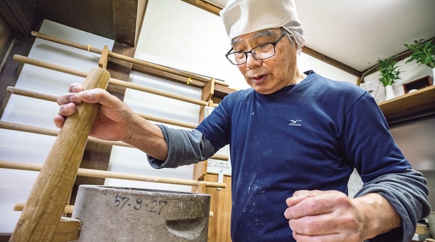 生涯現役シリーズ #01
79歳の蕎麦職人。「今も毎日、少しでも良いものを出そうと思ってる」
静岡・島田「藪蕎麦 宮本」宮本晨一郎