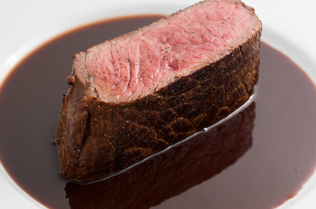 荻野伸也シェフ　塊肉をフライパンでダイナミックに「土佐あかうしのステーキ　アルマニャック・ソース」
