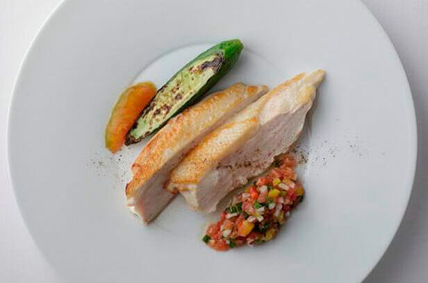 「オトワレストラン」音羽和紀シェフの伊達鶏胸肉のポワレ トマトのピリカラソースのレシピ