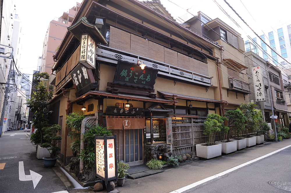 東京大空襲を逃れた神田の一角には、歴史的建造物に指定された飲食店が並ぶ。