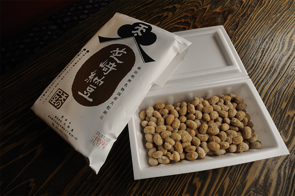 超大粒の芝崎納豆は1パック368 円。豆を味わいたい人のための納豆。海苔に巻いてお酒のおつまみにも。