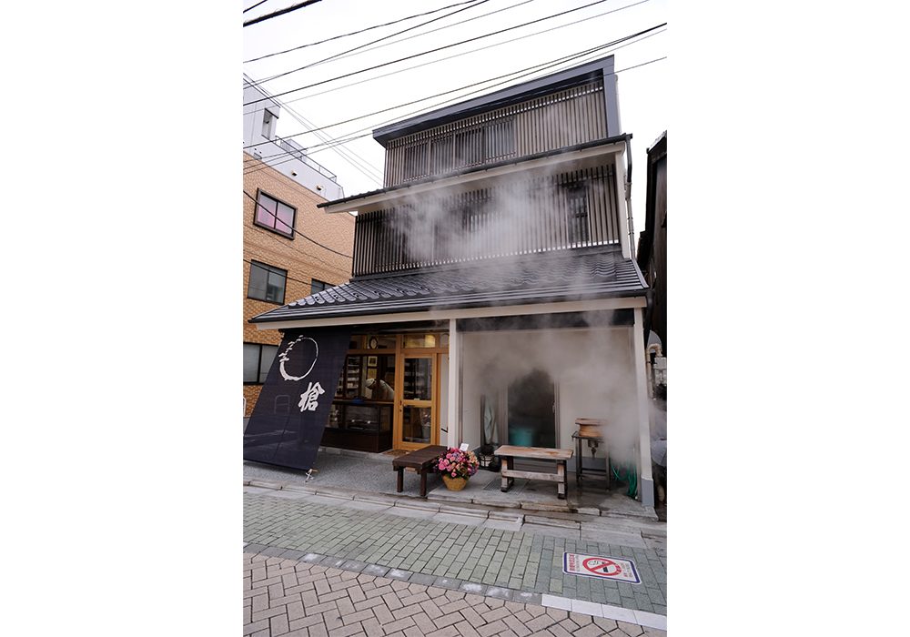 店は蔵造りの風情ある建物に生まれ変わって2012年11月に再開。店先では、蒸し器から吹き出す温かな湯気がお客さんを迎える。