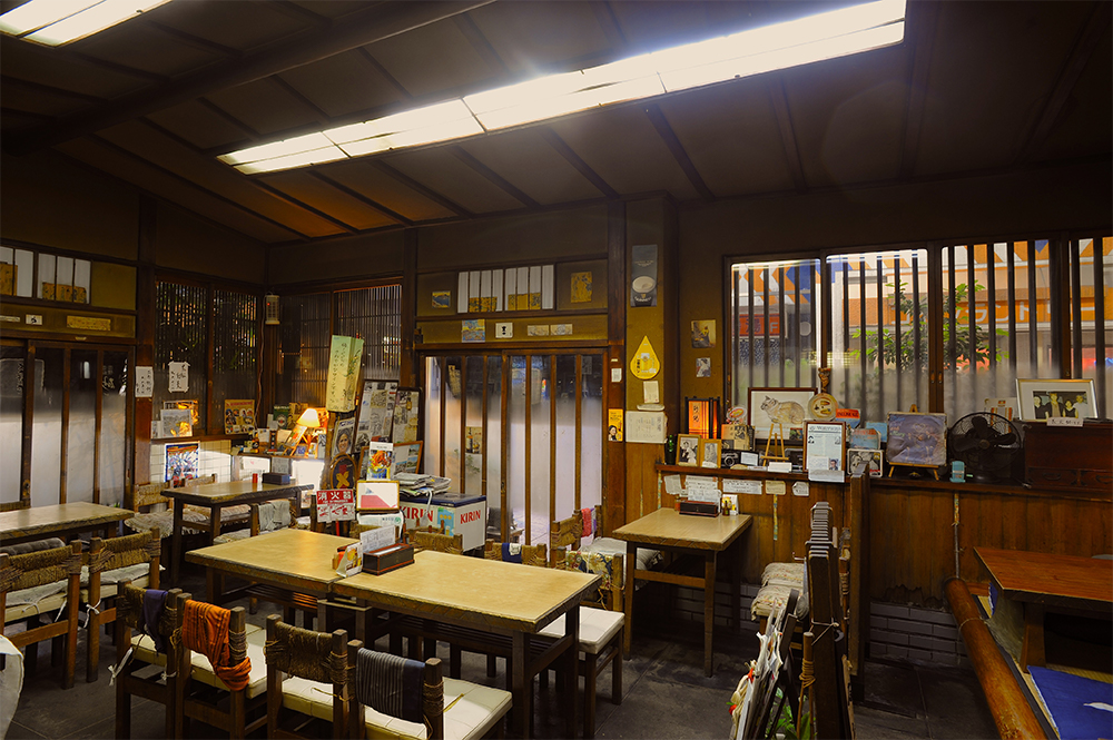 昭和の懐かしい品々が所狭しと並べられた店内は、下町情緒たっぷり。