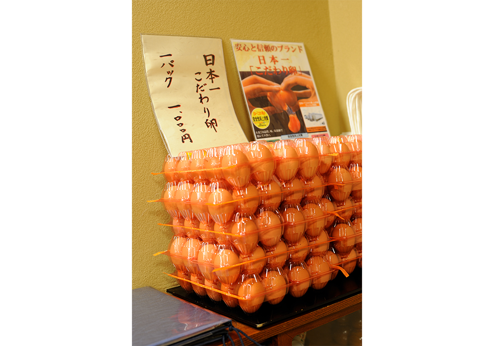 店で使用している卵は兵庫県から取り寄せているもの。1 パック1000 円でお客さんにも分けている。ふらりと卵を買いに立ち寄るお客さんも。