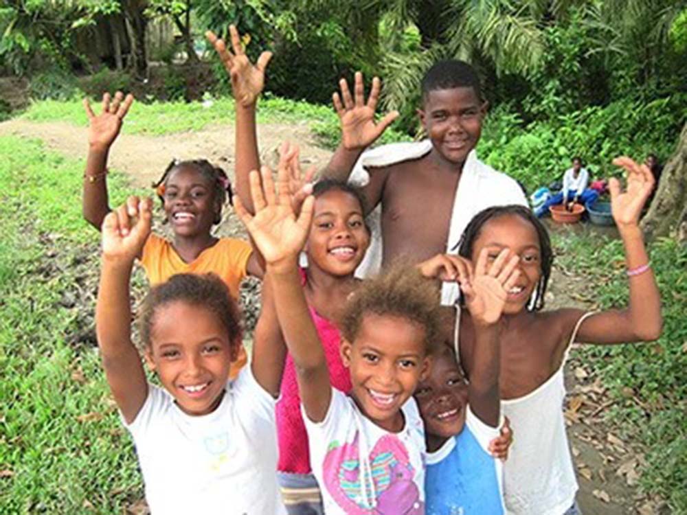 エクアドルとの国境近くのカカオ生産地、コロンビア・トゥマコの子どもたち。カカオとチョコレートをつなぐ「笑顔」が、ここにある。