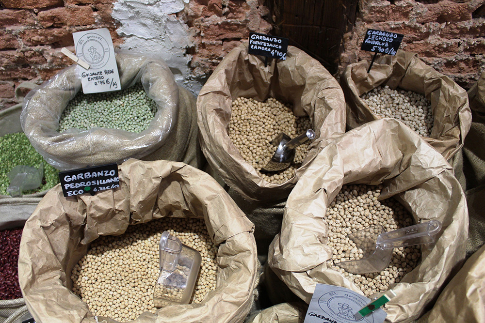 レンズ豆と並んで冬の定番であるヒヨコ豆も需要が高い。