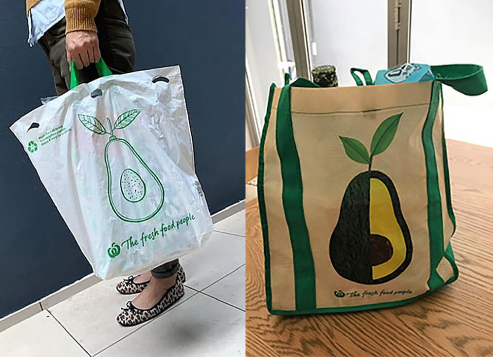 「ウールワース」の再利用可能な手付きのプラスチック袋とエコバッグ。