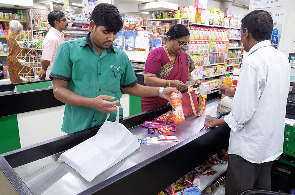 インドでは、買ったものは店員が袋に詰めます。