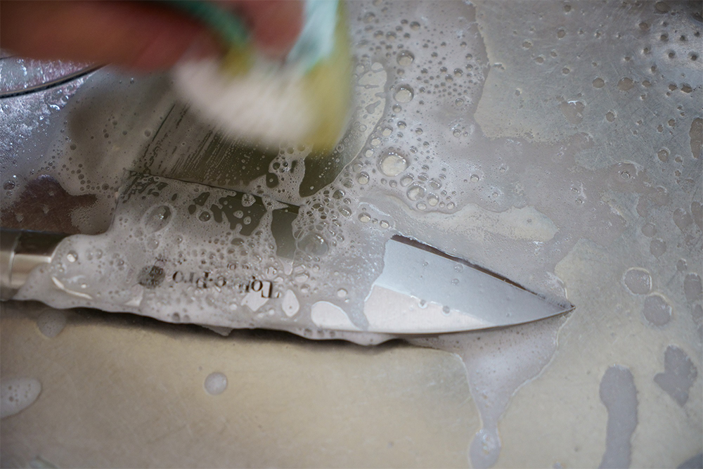 包丁はステンレス製片刃包丁、TOJIRO PRO DPコバルト合金鋼2層複合出刃150㎜（230g）、165㎜（250g）左用／藤次郎社製。 洗う時は刃の方向にスポンジを動かす。