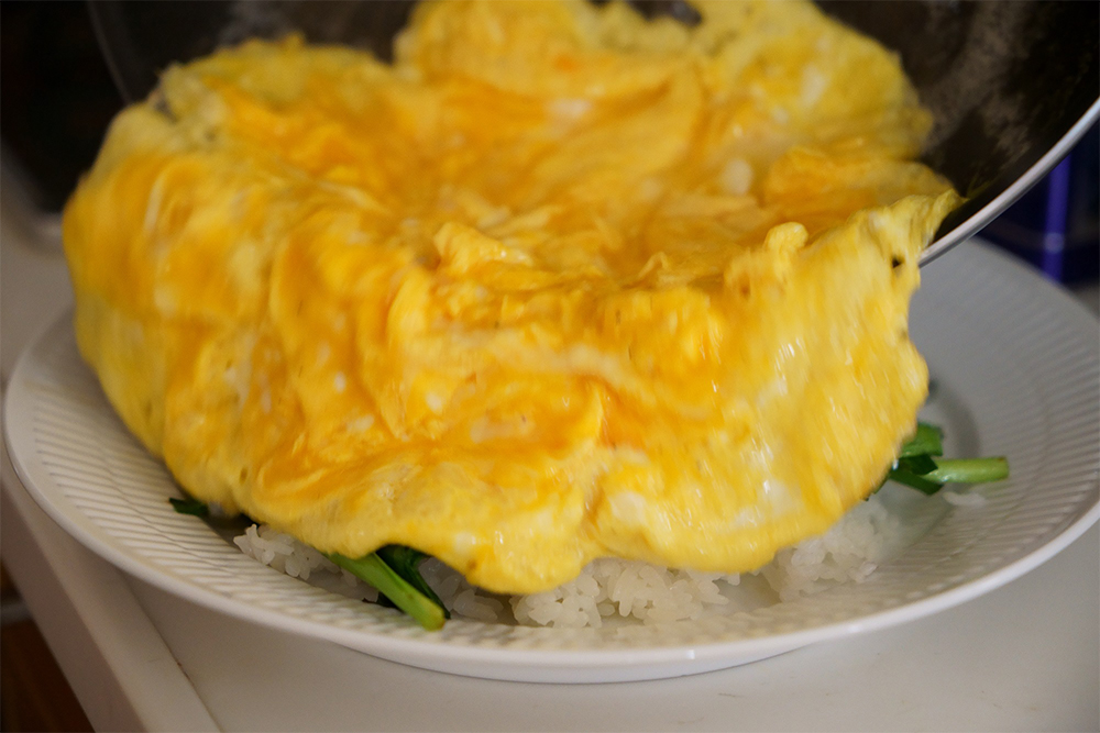 ご飯と香り高いニラの上に、ふわトロの卵をのせれば出来上がり。