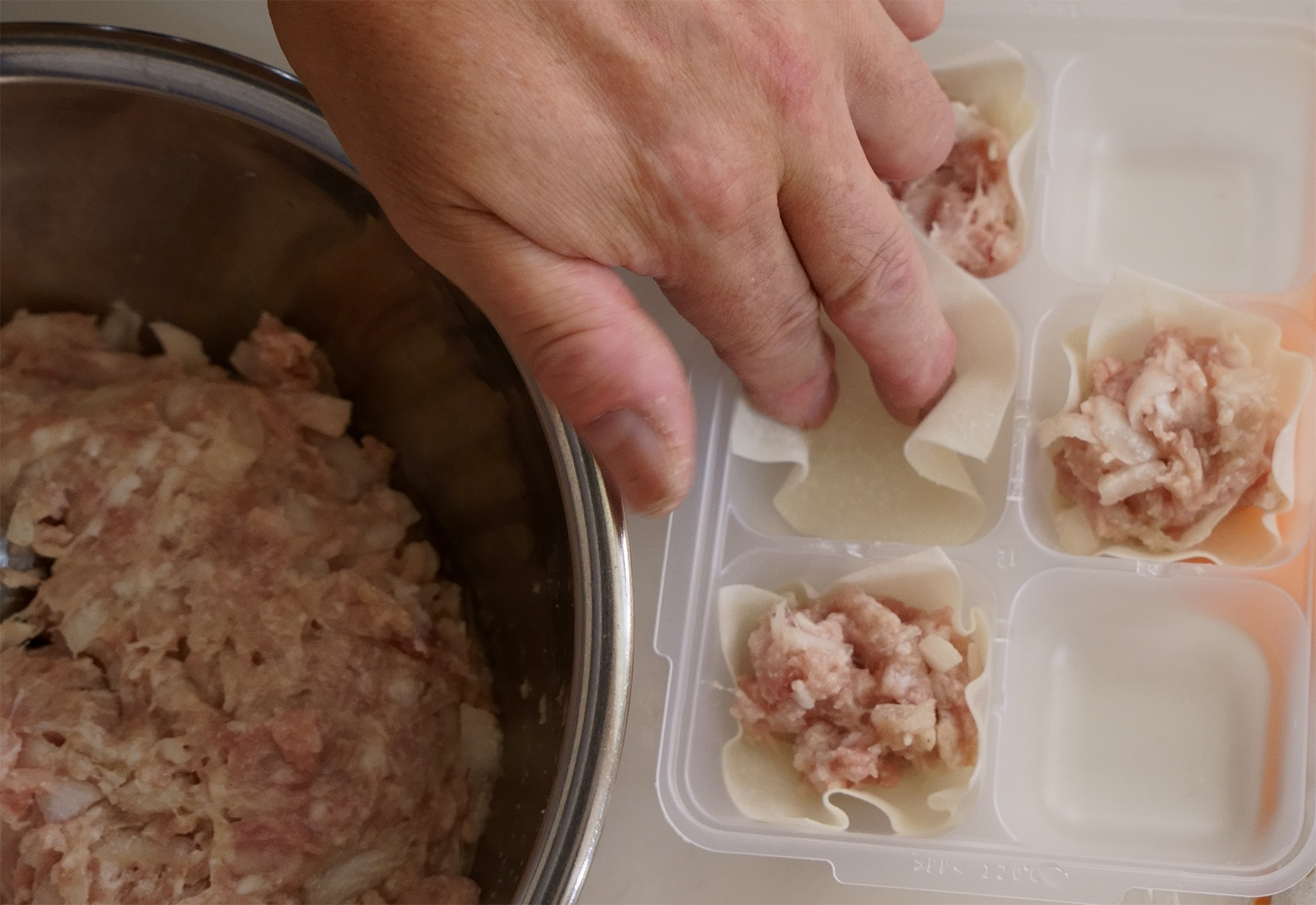 食のバリアフリープロジェクト：FREEなレシピ15 元「ア･ポワン」岡田吉之さんのワンハンドクッキング ひらめきが生んだ冷凍シュウマイ。