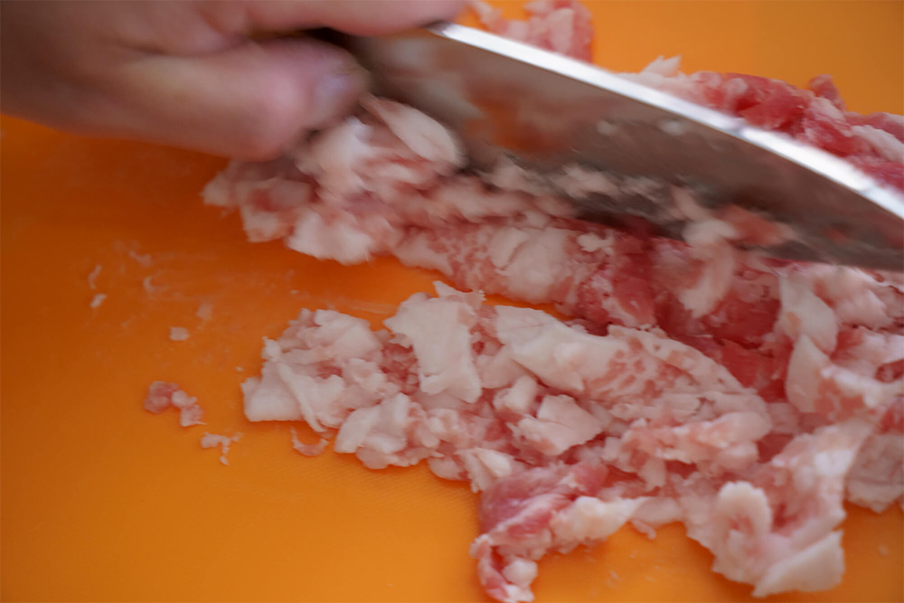 (C)豚バラ肉は5 ㎜幅に押し切ってから包丁で叩くように切る。何回もひっくり返しては切れているか確認しながら根気よく。