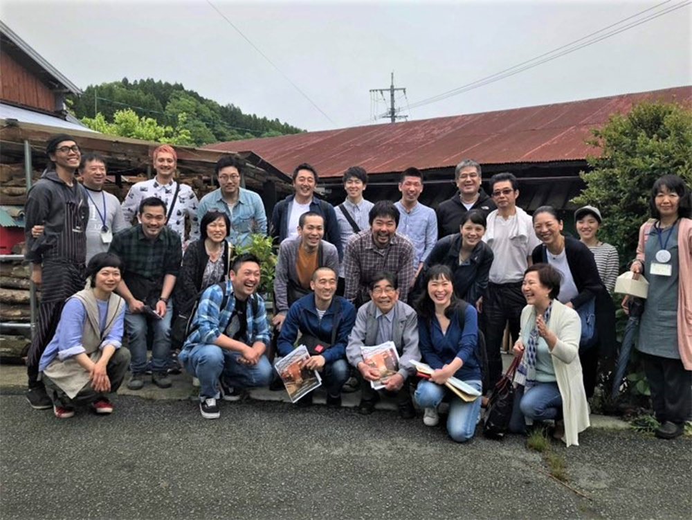 シェフたちを同行して熊本の井信行さんを訪問。荻澤さんを挟んで生産者とシェフが結ばれている。