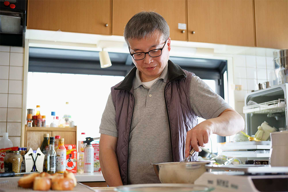 岡田吉之さん。ひんぱんにInstagramで料理レシピを公開中。