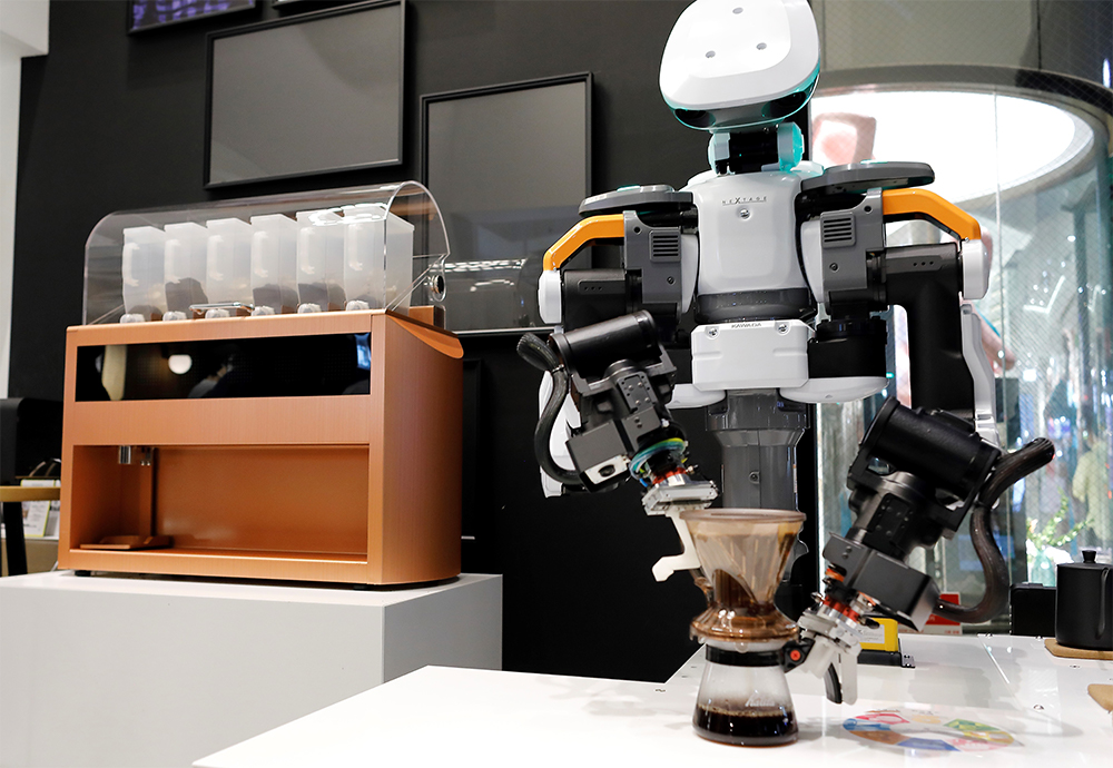 「オートクチュールコーヒー」は、アプリでAIとやりとりしてメニューを決定すると、ロボットが抽出してくれる。