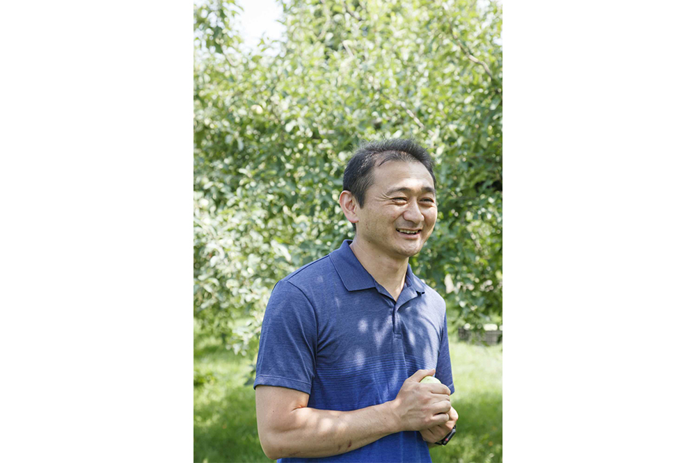「摘果は次の年に実をつける花芽に栄養を分けるためにも、必要な作業なんです」と、もりやま園の森山聡彦さん。