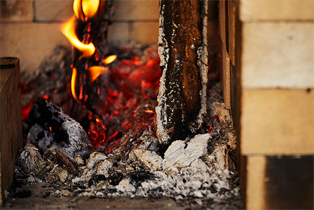 熾火のでき方は、樹種によっても燃え方によっても違ってくる。燃え方は給気と排気など炉の構造やシェフの技量によっても変わる。