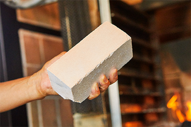 仏ローヌ地方のラルナージュ村で採掘した白粘土から造られる煉瓦。増田煉瓦では主として食材への熱伝導に直結する炉床に使う。