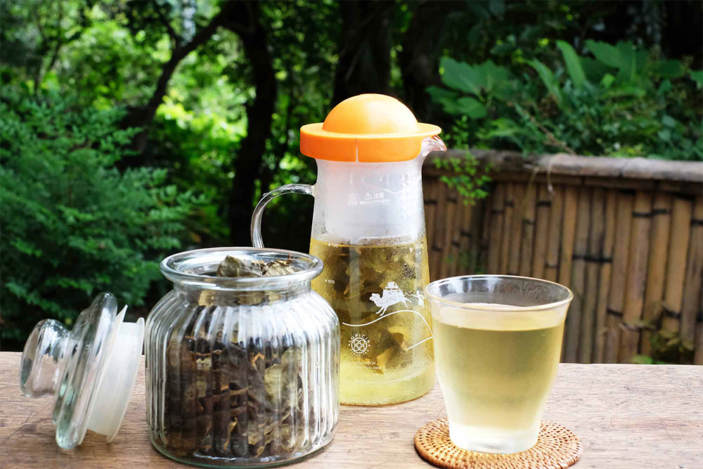 ■水出しの場合 ガラス容器に茶葉をひとつまみ（約３g）入れ、水500mlを注いで約５時間抽出する。 水出しは長時間茶葉を浸けていても雑味が出にくく、すっきりとした味わい。 ※急須も水出しも好みに応じて茶葉の量を調整する。