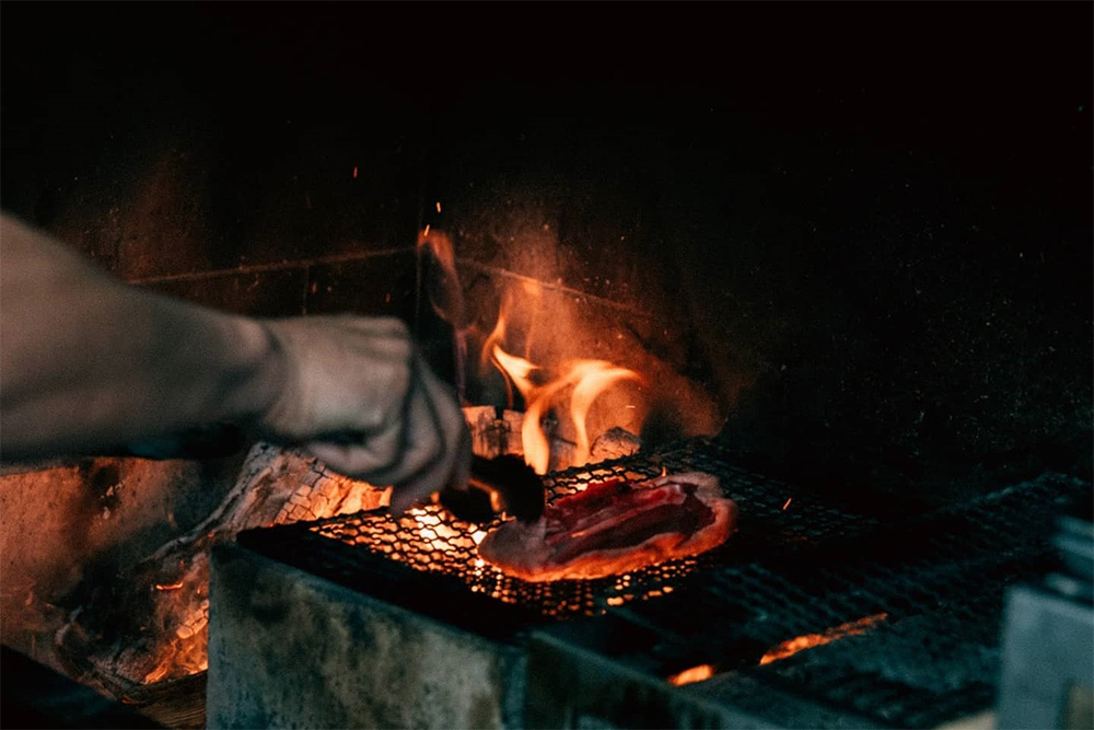 「レフェルヴェソンス」では、昨年６月、薪火を導入。「薪火による調理は新たな知見と味の感動を与えてくれた」と生江シェフ。薪は東京・檜原村のミズナラの間伐材を使用。