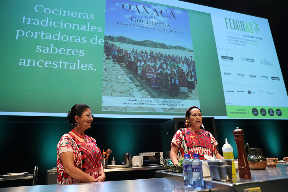 「オアハカの伝統料理 女性料理人の会」の活動もSNSを積極的に活用している。冒頭のメインカットは、オアハカのモレの作り方を紹介するロサリオ・クルス。カカオは伝統を守り石製の道具で丁寧にすりつぶす。