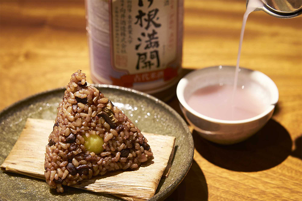 「酵素玄米と黒千石大豆のちまき」には、古代米で仕込んだ京都・向井酒造「伊根満開」をぬる燗で。