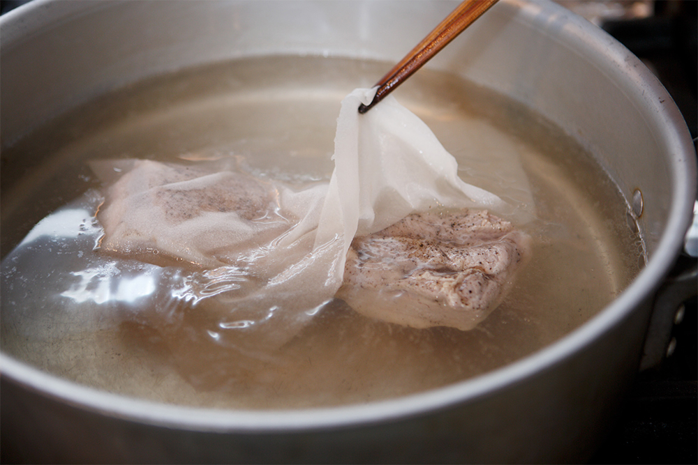 鍋に肉を入れ、かぶるくらいの水を加えたら、肉が浮いてこないようキッチンペーパーで覆う。中火にかける。