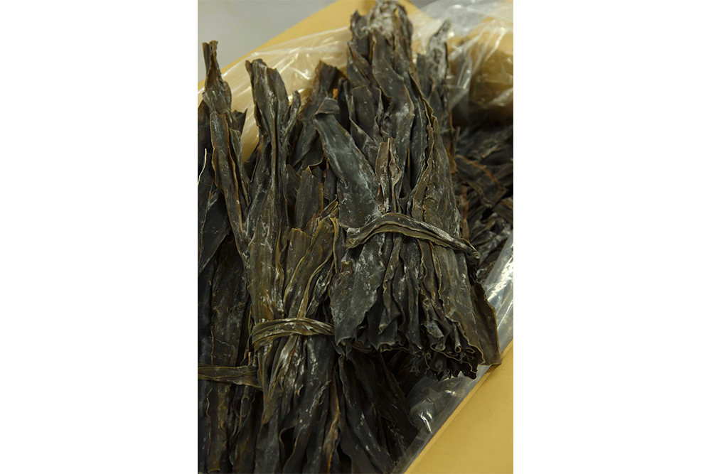 Delicately nuanced dried shrimp from the Seto Inland Sea and Rishiri kombu from Kafuku port on Rebun island in Hokkaido are just two of the fine ingredients blended to make the original stock for Mikuni-ya’s seasoned nori.