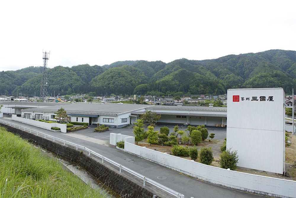 加工場は広島県の山間部。まわりにはスキー場も多い。おいしいだしをとるために、水のよい場所が選ばれた。