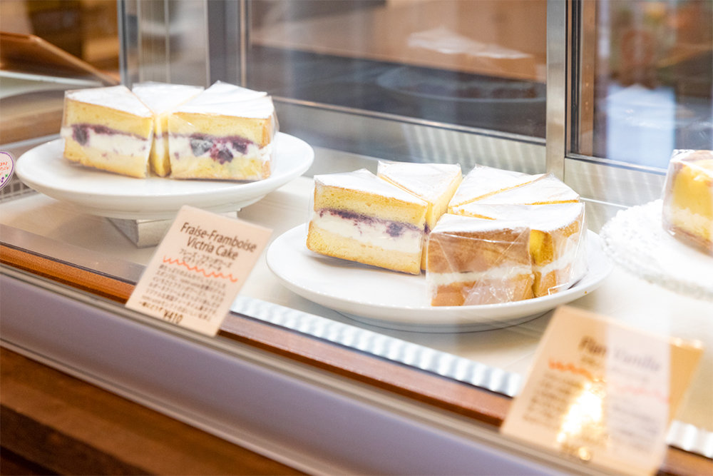 ロミ・ユニのジャムを挟んだ「ビクトリアケーキ」など、地元客が日常使いできる商品を増やし、ショーケースに並べる。