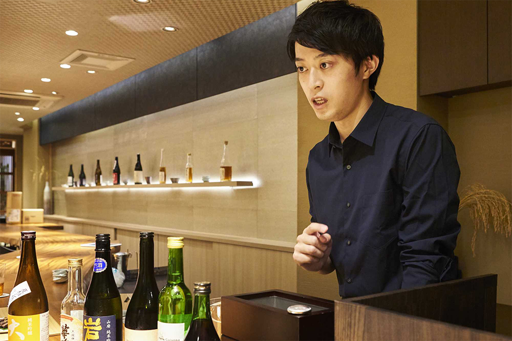 土井さんは大学時代のアルバイト経験から日本酒に魅了され、全国の酒蔵を訪ねるように。2019年に唎酒師の資格を取得、2020年には山形県小国町(おぐにまち)の桜川酒造で研修も。