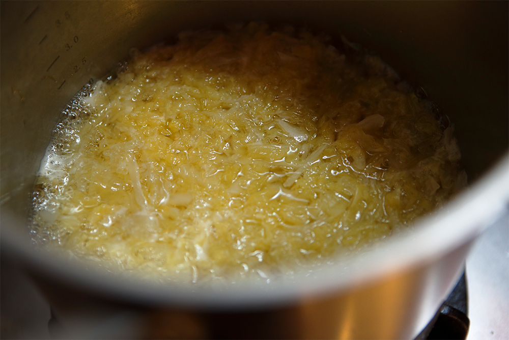 鍋に水を入れて沸かし、塩と１を加え、蓋をして弱火にかける。キャベツがくたくたになるまで30 ～ 45分加熱する。