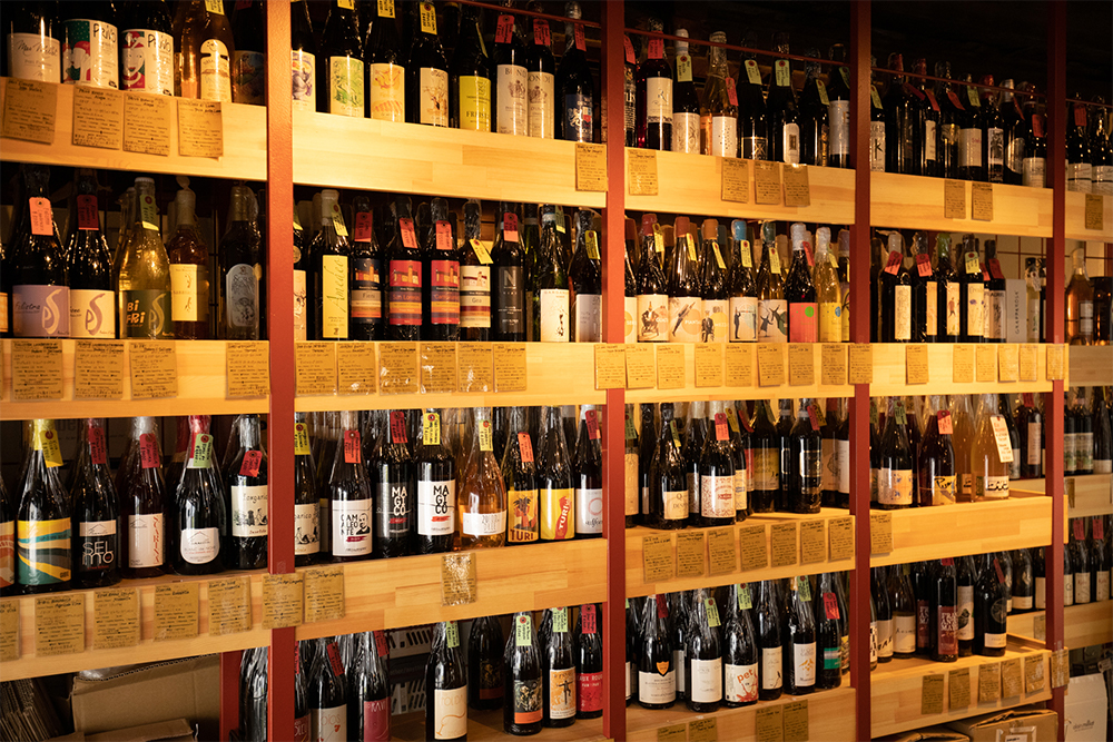 ワインマン ストアには国内外の様々なワインが揃う。店では樽生をグラスで、家用にボトルを購入、というお客さんが多い。