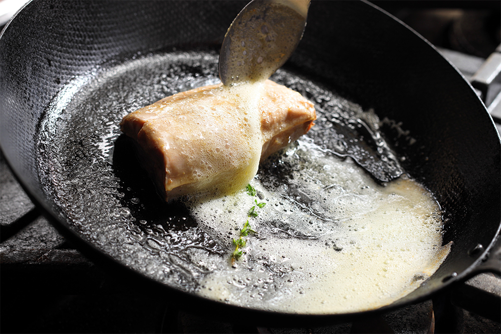 ヒレ肉に火が入りすぎないように、バターはアロゼしながら香りづけする。