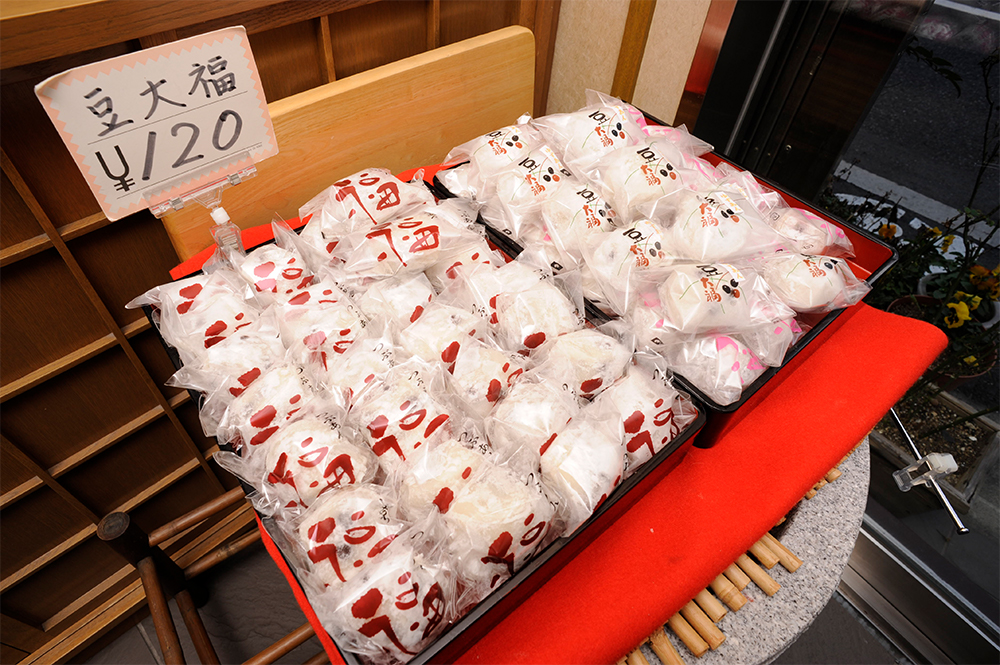 店先の大福も自家製。つぶあん、こしあんに冬は柚子あんが加わる。1個130円。餅米の深い甘味が、あんの甘さをやさしく包む。