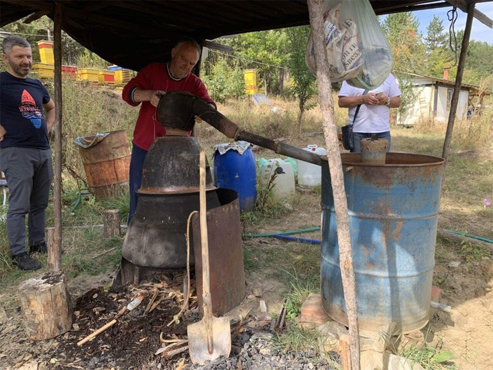 （2021年９月鹿山さんのFacebookより）マケドニアの田舎では、今も各家庭で自家蒸溜機を所有し、余剰果物を蒸溜する文化が残る。