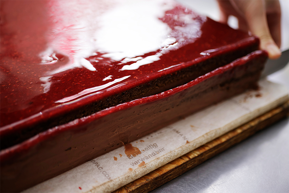 ショコラとフランボワーズのケーキ「ジョルジョ・サンド」にはヴァローナのエクストラ・ノワールを使用。切れ端は「フィグ」の一部に。