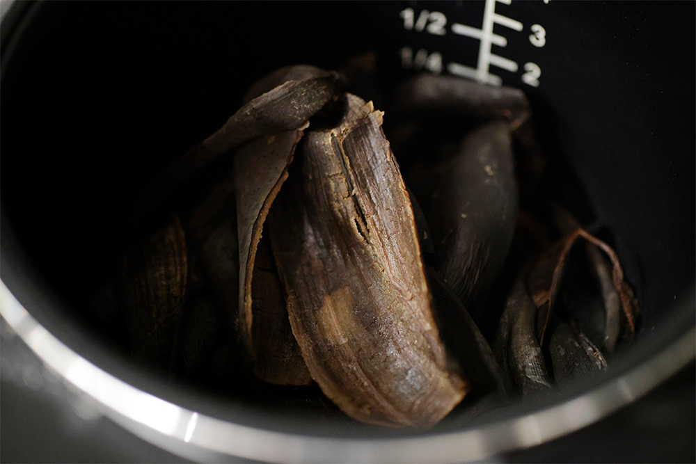 自然栽培のバナナは皮も活用。炊飯器で発酵させると不思議とバニラのような香りに。