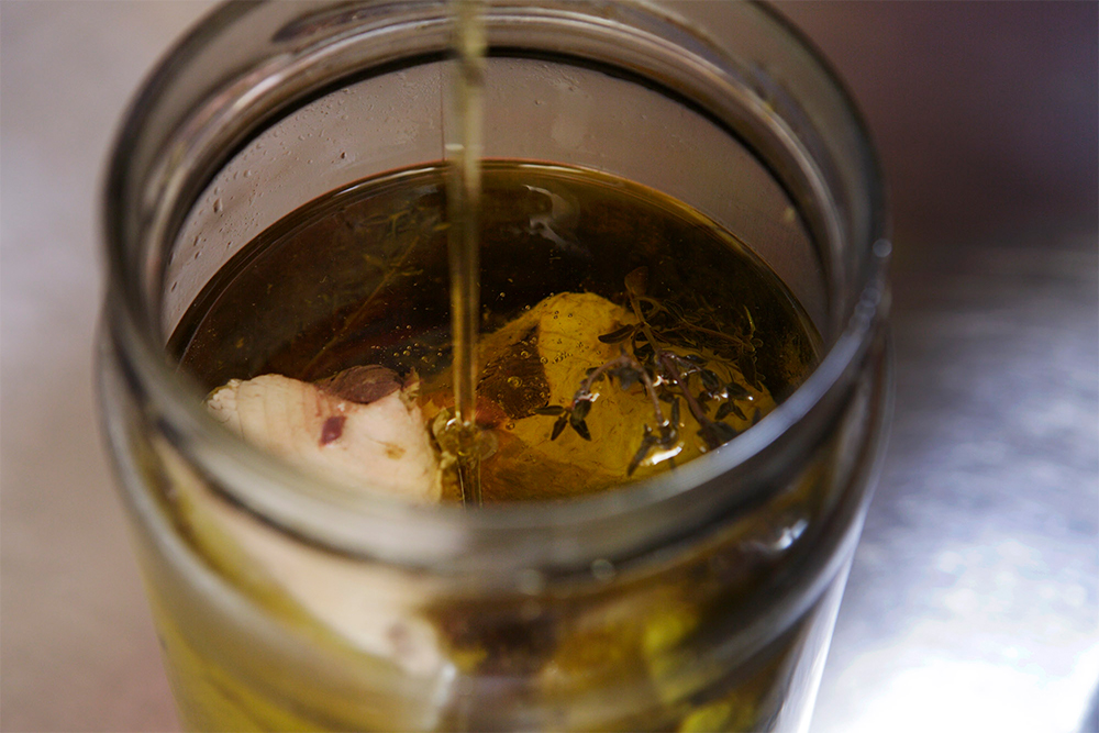 タイムと共に煮沸消毒した瓶に入れ、１：１ のオリーブ油とヒマワリ油を口すれすれまで注ぎ、蓋をする。
