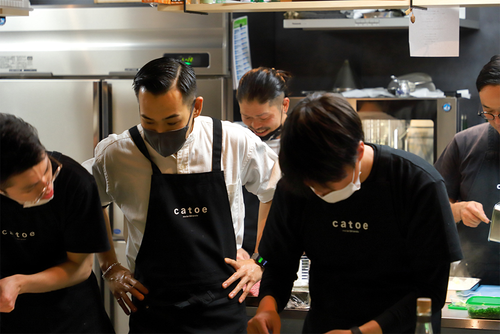 手前右・鈴木智哉さん、手前中央・谷口健太郎さん。現在、谷口さんはプロアスリート専属の料理人として各地を飛び回る。