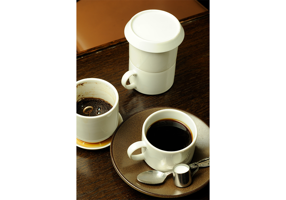 1杯780円の「スペシャルコーヒー」もオリジナルカップを使用。和紙を強化して作った濾過ペーパーが敷かれている。