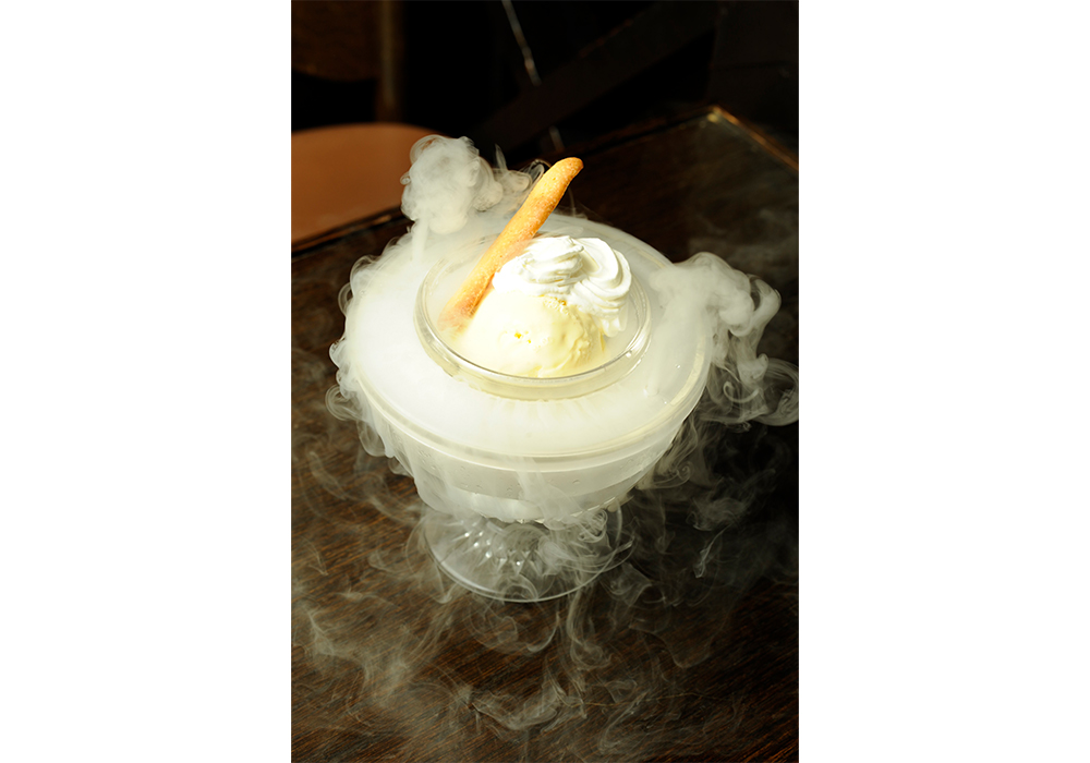 バニラアイスクリームは昔からこのスタイル。ドライアイスの煙が勢いよく穴から噴き出て落ちる。遊び心満載のプレゼンテーション。
