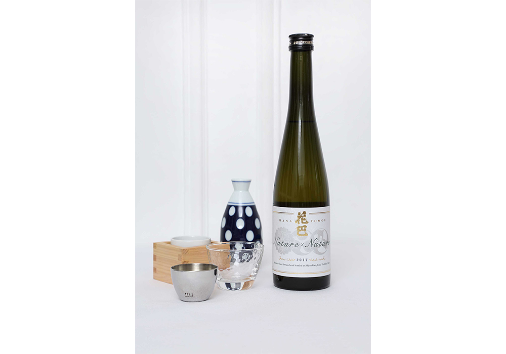 マリコさんが担当した、奈良・美吉野醸造の「Nature×Nature」。14度、甘口のワインにも似た味わい。ヨーロッパで試飲会を企画する時には、ワイングラスだけではなく、日本の酒器でもテイスティングしてもらう。