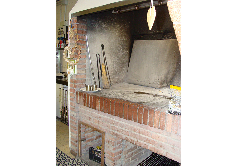 渡邊シェフが働いていたトスカーナ州「ラ・キウーザ」の調理用暖炉。（写真提供：増田煉瓦）