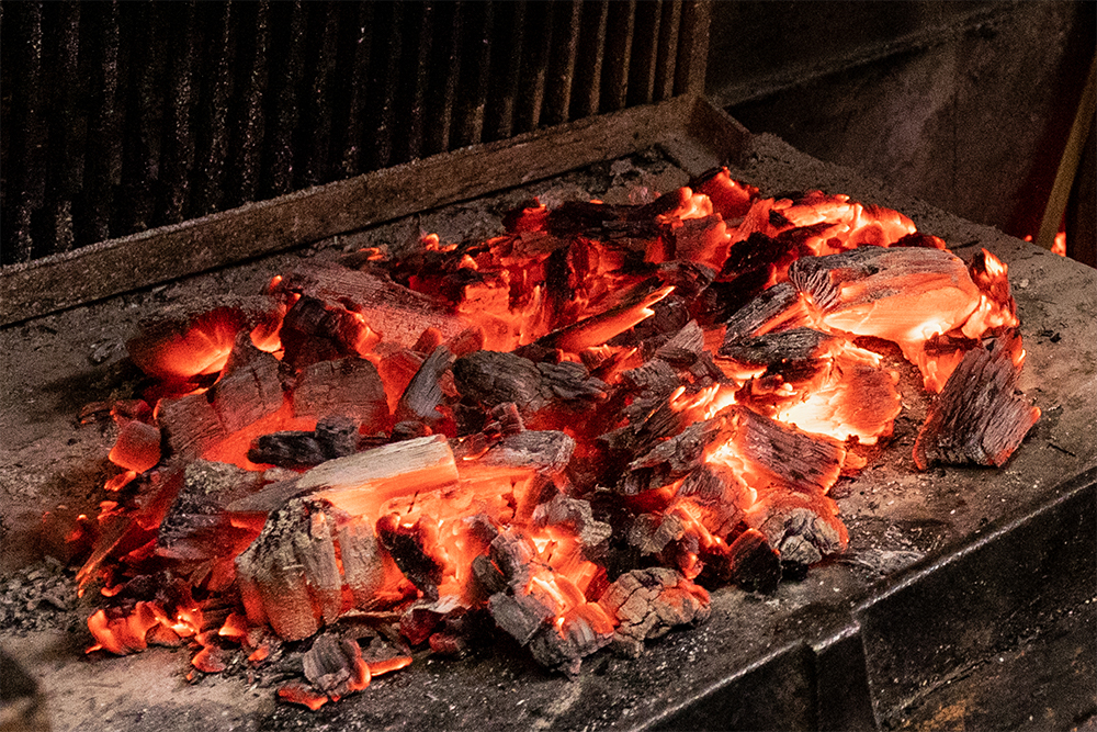 「オーダーメイドのふかふかの熾火」。密度が粗く灰になりやすい熾火だが、それが渡邊シェフの求める状態。肉に対して、やわらかな熱が拡散して当たる。