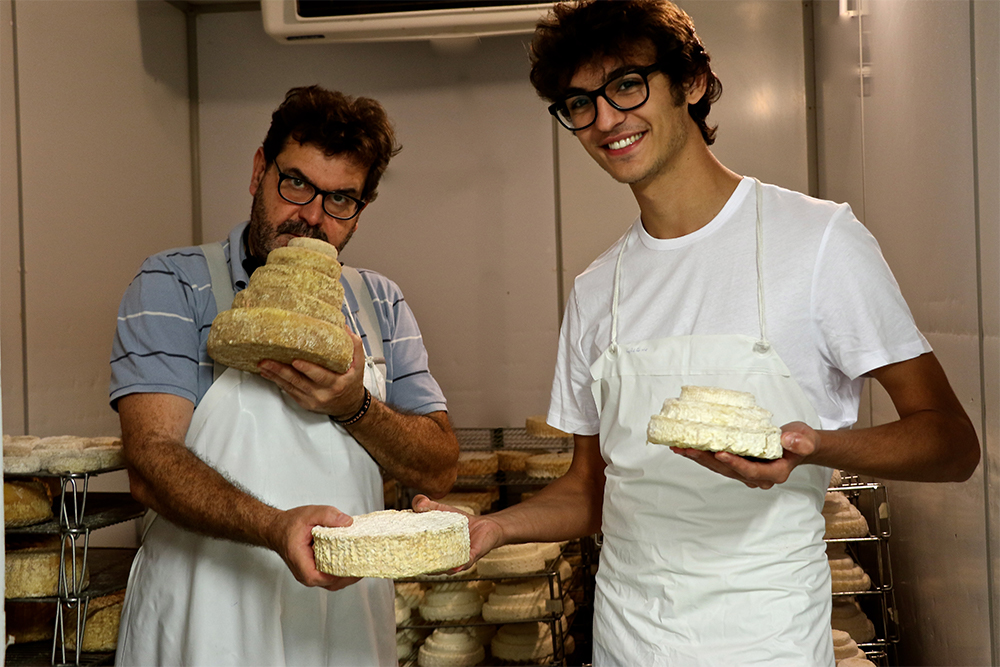 協同組合名だった「ヴァッレノストラ」は、モンテボレチーズの製品ブランド名として残し、今も生産活動の中心に据えられて燦然と輝いている。１週間に６トンの乳から1個700～800グラムのモンテボレを700個生産し、イタリア全土で販売している。